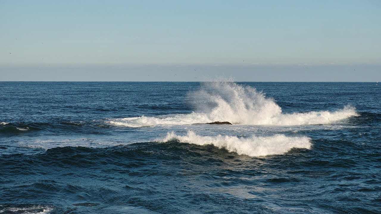 Waves, east sea, breaking waves — Yellow Pad